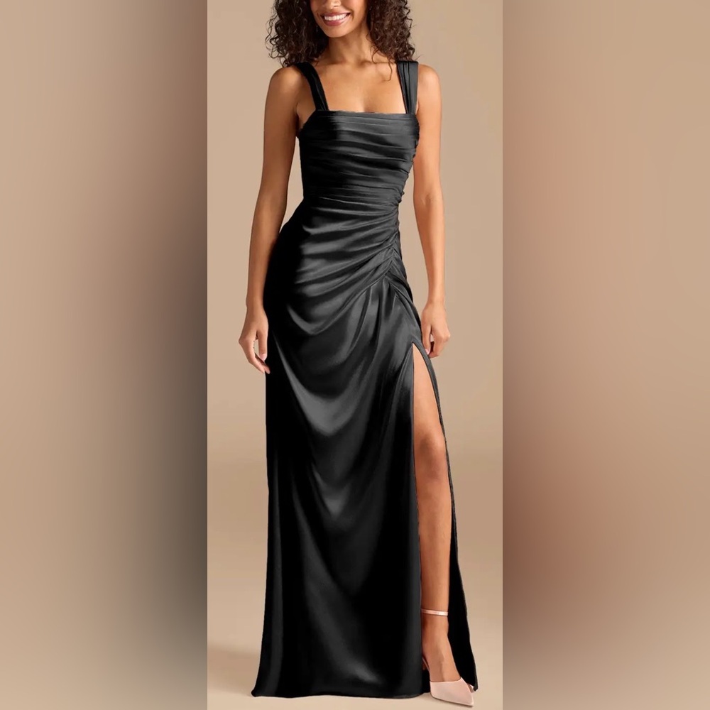 Prom/ Bridesmaid/ Evening dress w/ side ruching & a slit. Black satin. Padded. M